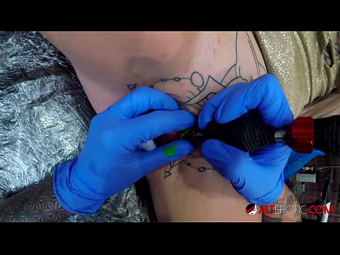 ❤️ tattooed ທີ່ສຸດ Hottie Sully Savage ໄດ້ຮັບ tattoo ສຸດ clitoris ຂອງນາງ ️ ໜັງໂປ້ພາສາລັດເຊຍ ທີ່ lo.extratorrents.top ️❤